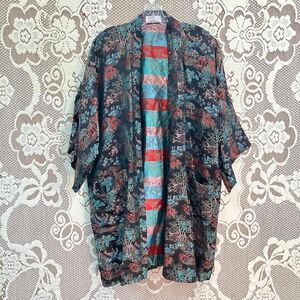 Vintage 1960s Chinese Short Silk Embroidered Kimono Robe Pagoda Motifs No Ribbon